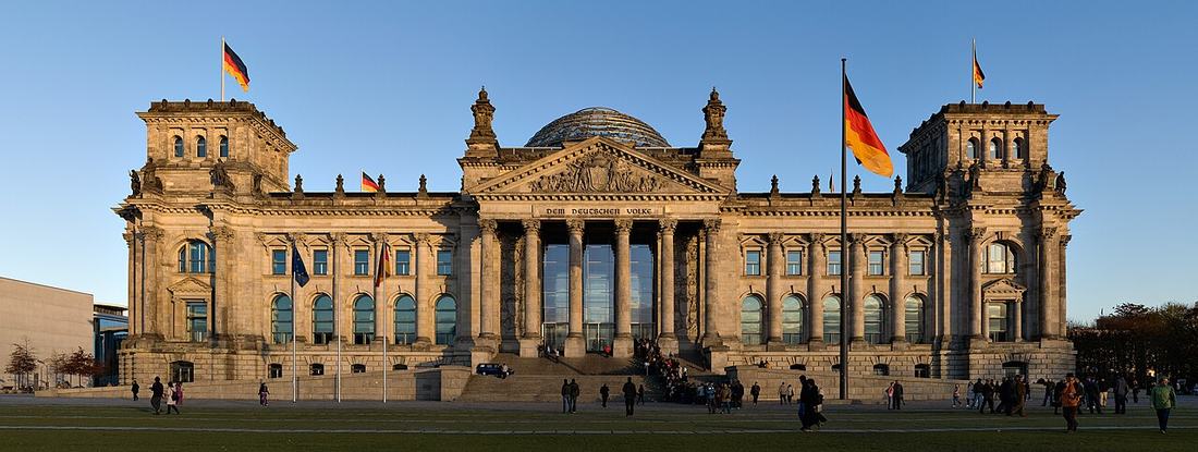 Reichstagsgebäude in Berlin von Westen