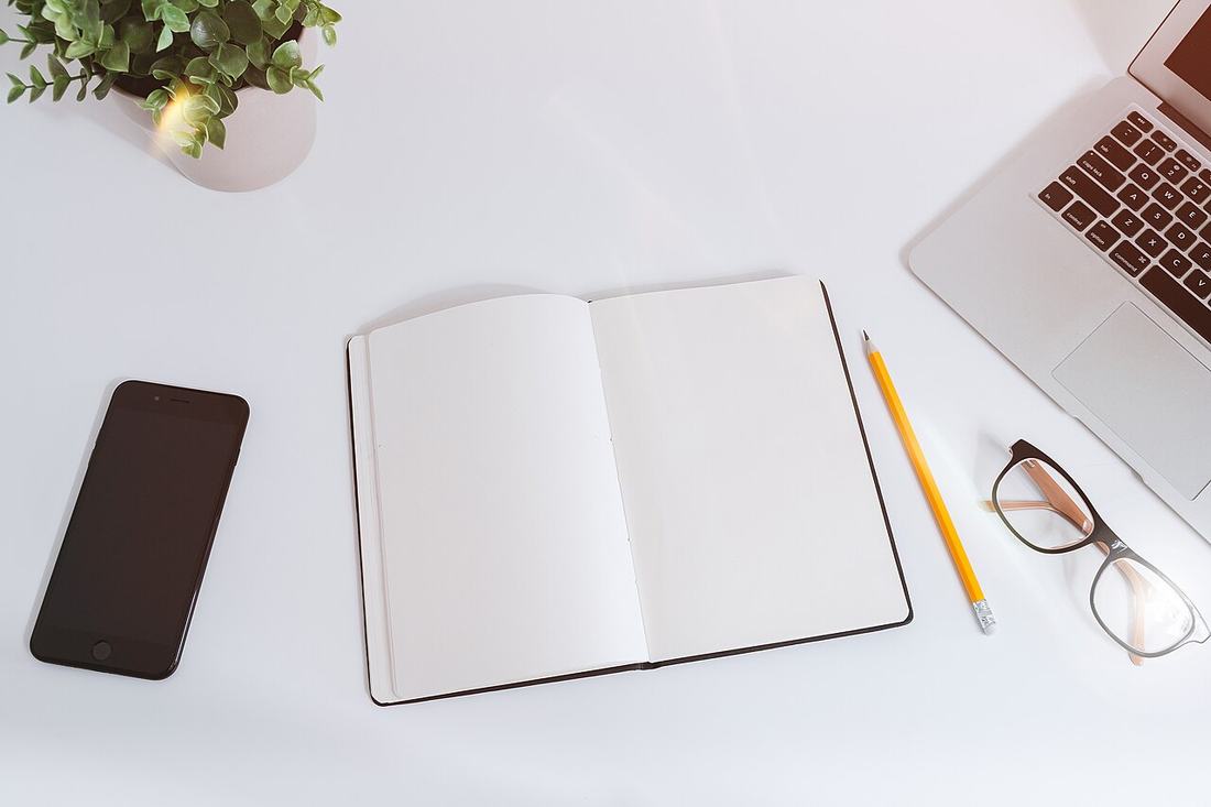 Arbeitsplatz mit Notizen, Smartphone und Laptop