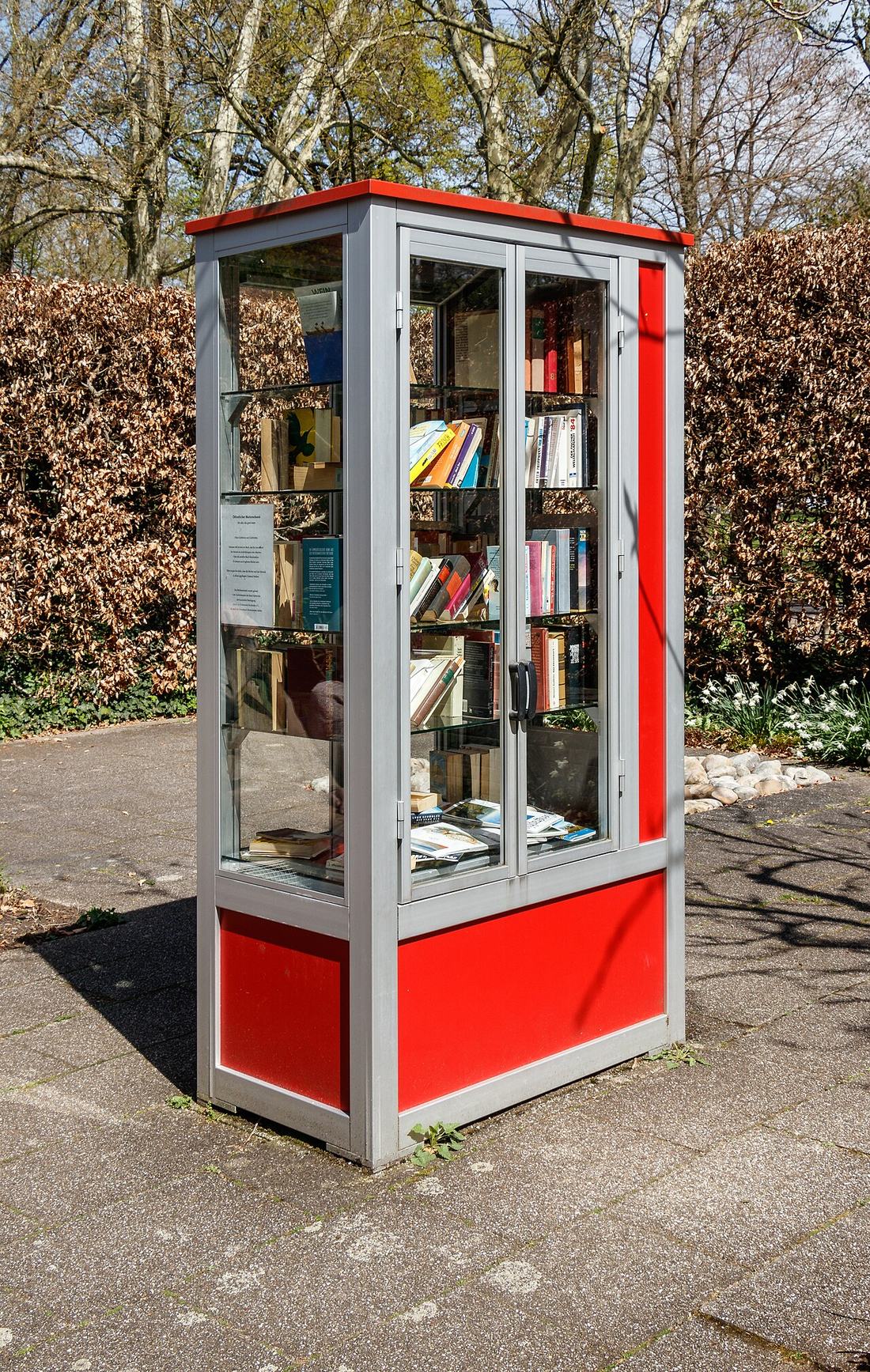 Bücherregal im Stadtgarten Karlsruhe