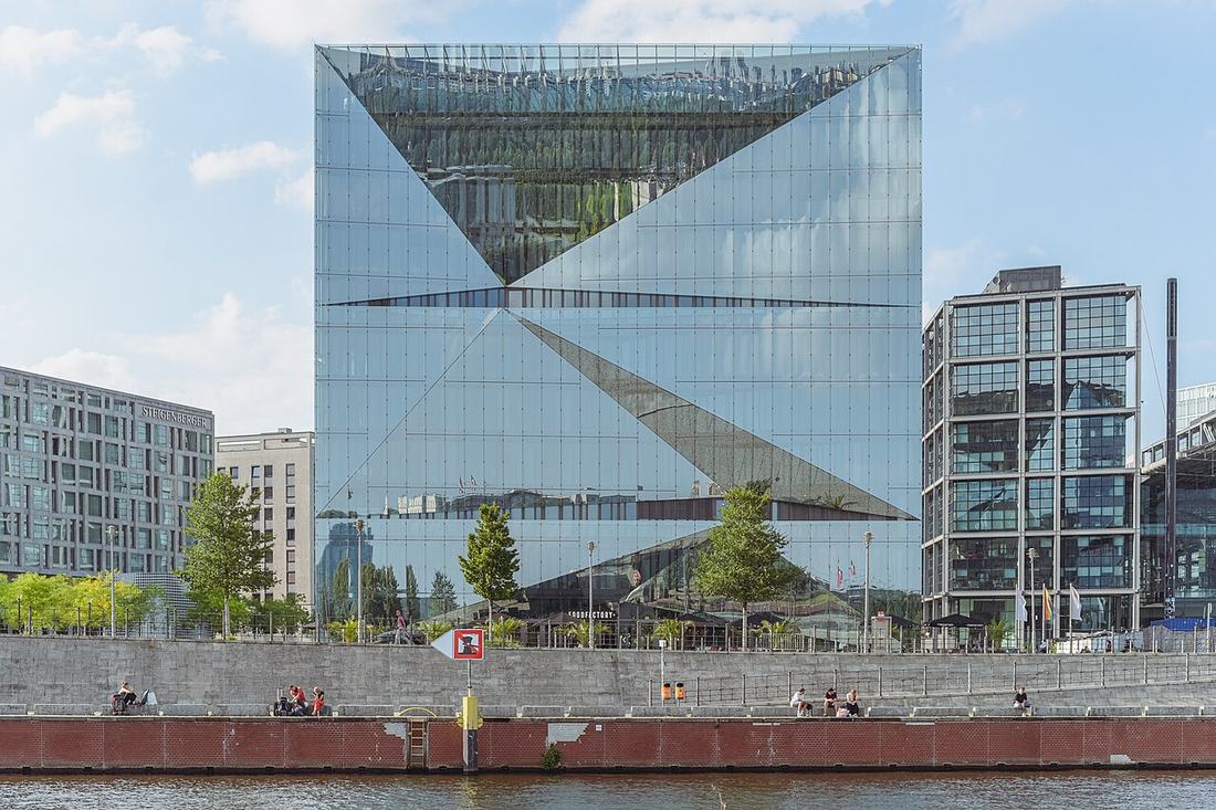 Modernes Bürogebäude Cube in Berlin